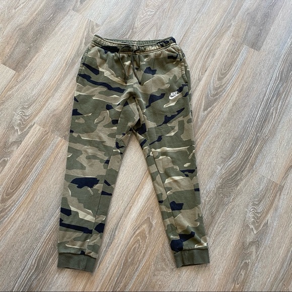 nike sportswear club camo joggers